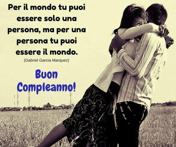 Una coppia si abbraccia in un campo - Immagini di buon compleanno, le più simpatiche da scaricare gratis