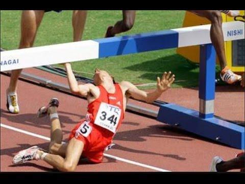 un corridore cade durante una gara di atletica