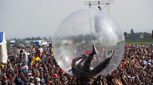 Akon in Congo canta dentro una sfera Akon in Congo canta dentro una sfera per non farsi contagiare