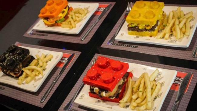 Brick Burger, gli hamburger che sembrano mattoncini LEGO Quattro Brick Burger, pronti per essere serviti