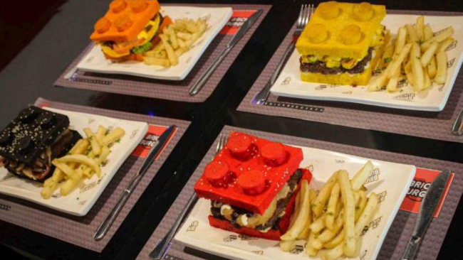 Brick Burger, gli hamburger che sembrano mattoncini LEGO Quattro Brick Burger, pronti per essere serviti