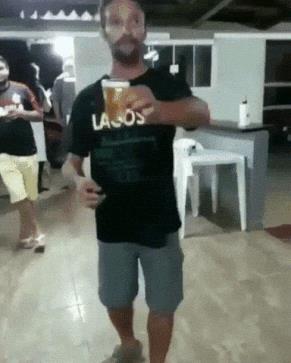 Un ragazzo fa un salto mortale con una birra in mano - Le GIF più divertenti da scaricare e condividere