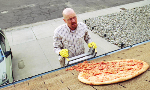 I fan di Breaking Bad lanciano pizze sul tetto di Walter White La scena della pizza sul tetto in Breaking Bad