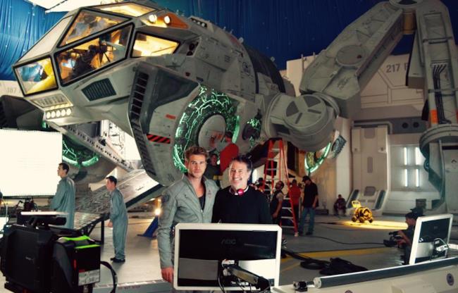 Il Moon Tug e il suo pilota (Liam Hemsworth) in Independence Day: Resurgence