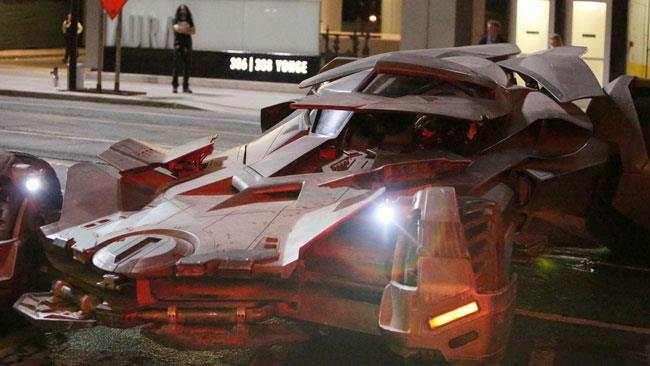Nuove foto e video della Batmobile in Suicide Squad La Batmobile sul set di Suicide Squad
