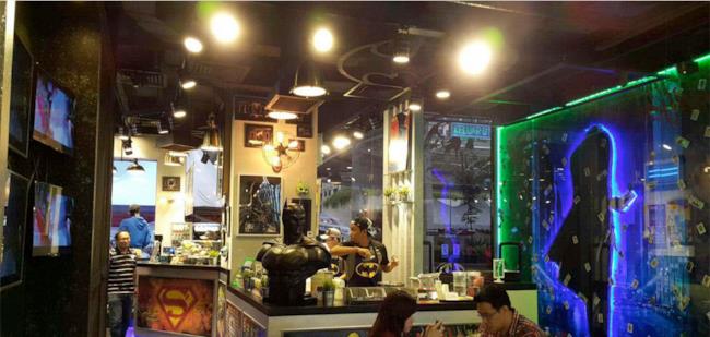 Una vista interna del ristorante fast-food DC Comics Cafe