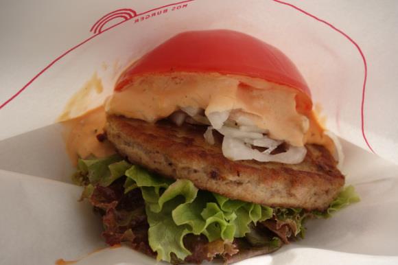 Primo piano del Mos Burger coi pomodori al posto del pane