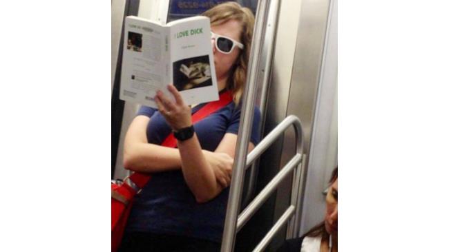 Una ragazza con un libro
