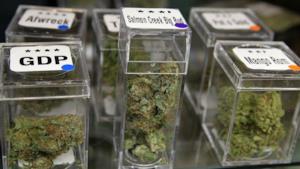 Alcuni barattoli contenenti marijuana