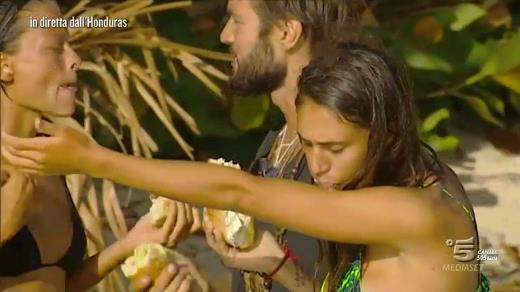Cecilia Rodriguez e naufraghi mangiano panini sull'Isola dei Famosi