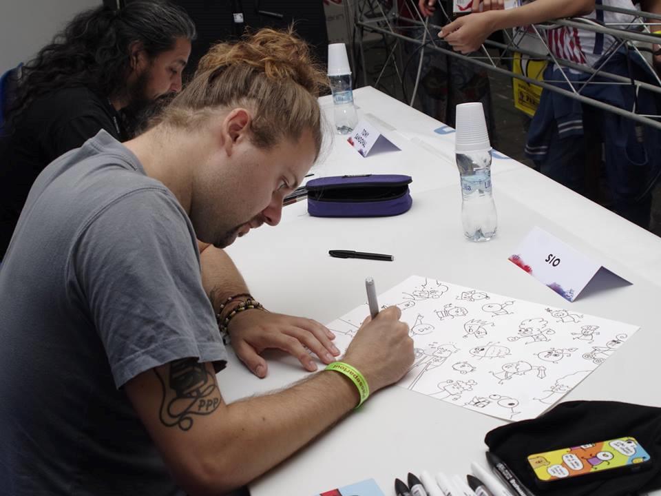 Sio autografa le proprie creazioni