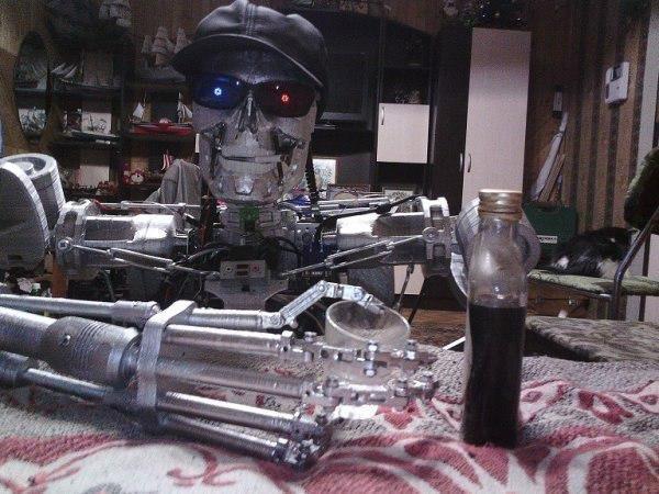 Il T-800 mentre si vede un bicchiere di vodka