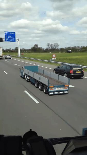 Un mini camion - Le GIF più divertenti da scaricare e condividere su Facebook e WhatsApp
