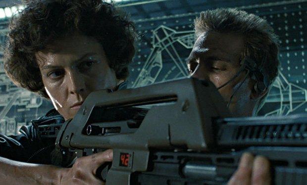 Sigourney Weaver con Michael Biehn in una scena di Alien