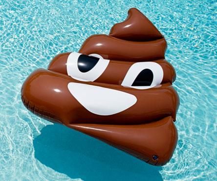 Il materassino a forma di emoji della cacca