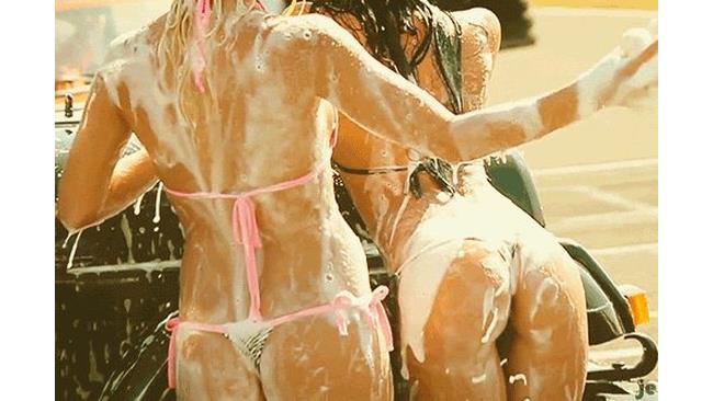 Le amiche dell'estate si divertono anche lavorando