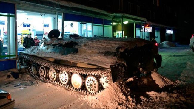 Russo ruba un carro armato e sfonda un supermercato per un po' di vino Il carro armato usato per andare a prendere il vino