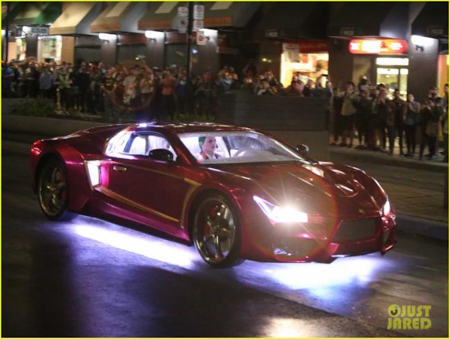 Uno stuntman guida l'auto del Joker sul set di Suicide Squad