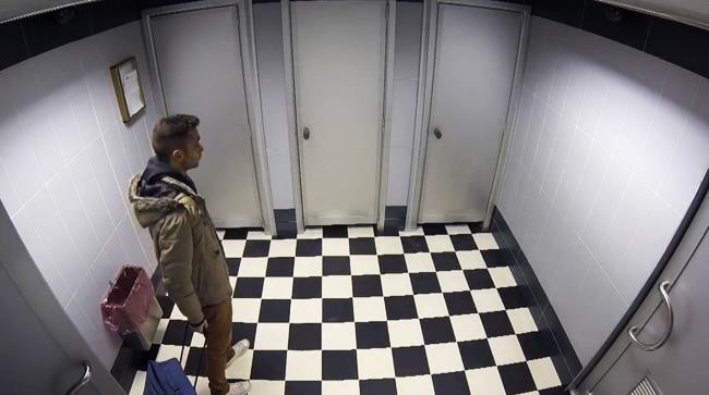Scherzone di guerrilla marketing a Milano Malpensa Persona intrappolata nei bagni all'aereporto di Malpensa per la pubblicità di Yovis Viaggio