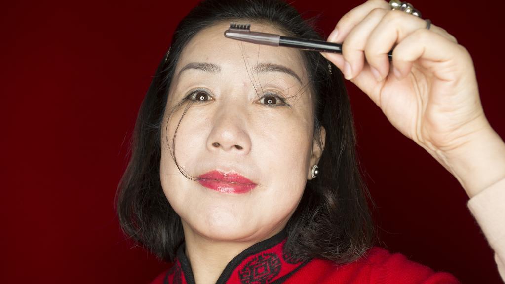 La donna che detiene il Guinnes World Record per le ciglia più lunghe del mondo