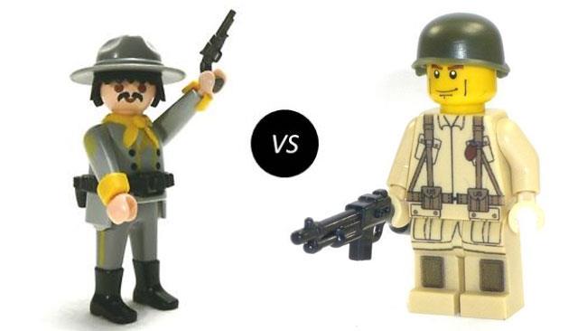 Lego contro Playmobil, che la battaglia abbia inizio! Un omino lego contro un omino Playmobil