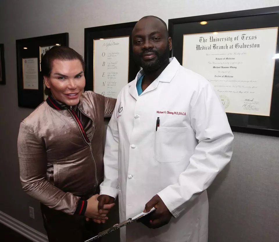 Rodrigo Alves e il dottor Obeng prima dell'intervento