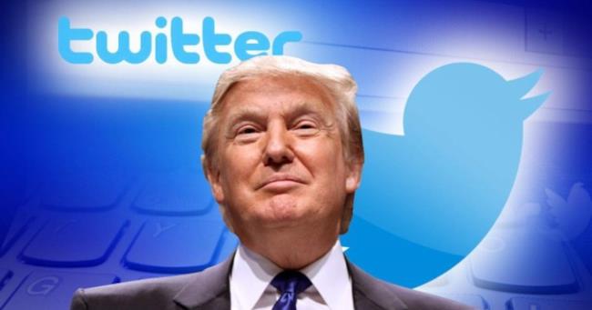 Donald Trump Twitter Donald Trump in un Photoshop, davanti al logo di Twitter