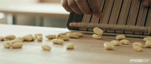 Pasta fatta a mano: una sequenza