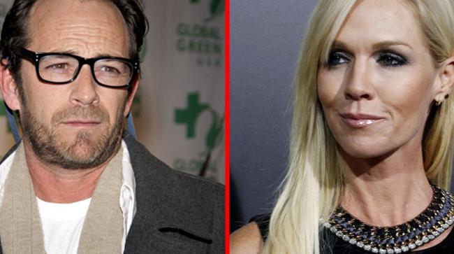 Dylan e Kelly diventano una coppia vera dopo vent'anni Luke Perry e Jenny Garth insieme sul serio vent'anni dopo Beverly Hills 90210