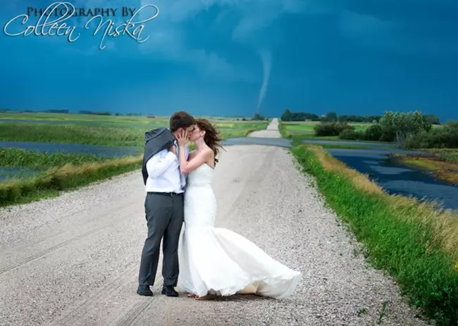 Tornado dietro alla coppia di sposi
