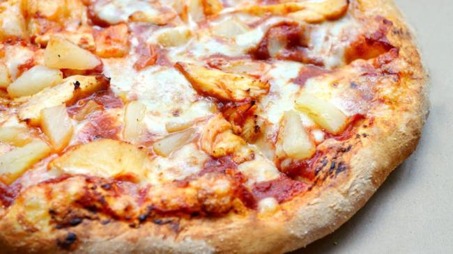 Ci lascia l'inventore della pizza all'ananas: aveva 83 anni La famosa pizza all'ananas