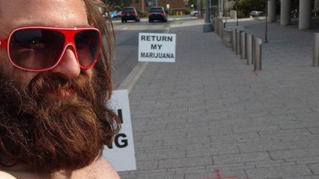 Uomo in mutande protesta per il sequestro del suo bong fumando un altro bong Il faccione barbuto di Jeffrey Shaver