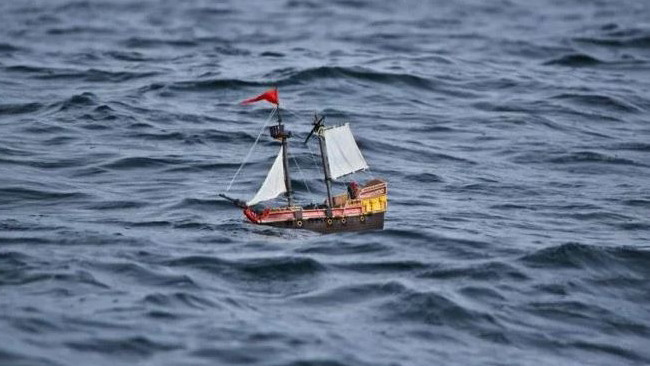 La nave Playmobil in mare da oltre un anno Nave Playmobil cullata dal mare