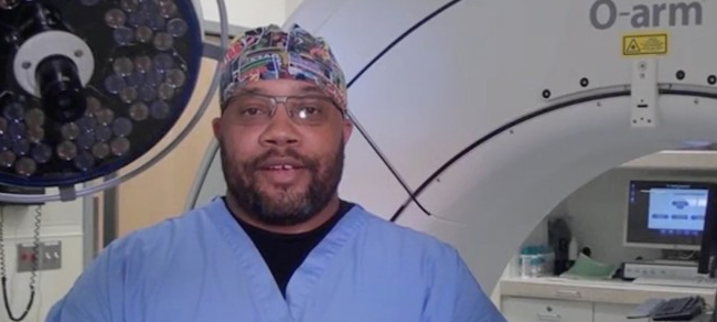 Darth Vader Williamson è un tecnico in un ospedale del Tennessee Darth Vader Williamson vicino alle macchine per le radiografie