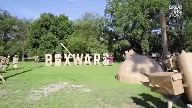 Boxwars, botte da orbi vestiti e armati di solo cartone Alcuni partecipanti se le danno di santa ragione