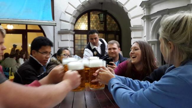 'Bere ti fa parlare meglio le lingue straniere', lo dice la scienza Degli amici brindano allegramente