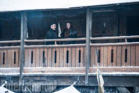 sansa e ditocorto sul set della 7 stagione di Game of Thrones