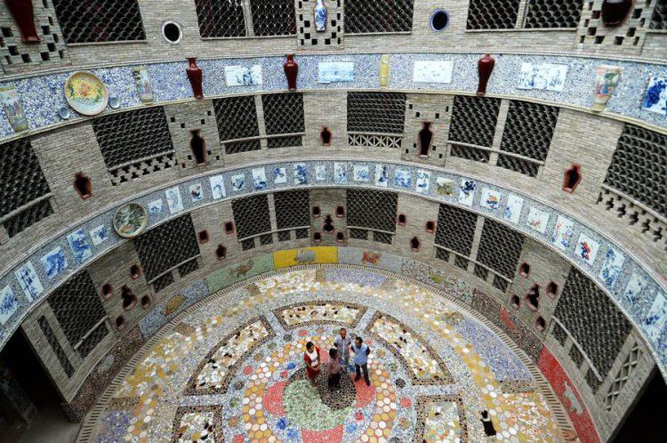 Alcuni visitatori ammirano una sala della casa di ceramica