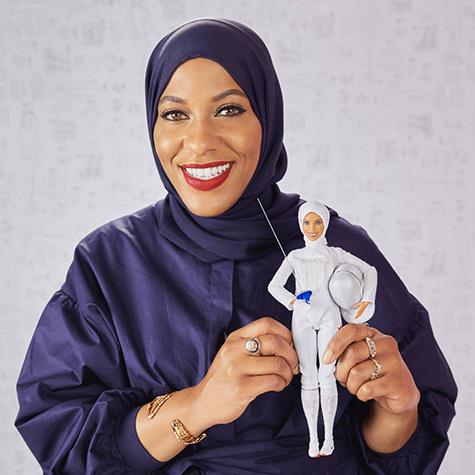 Ibtihaj Muhammad e la Barbie a lei ispirata