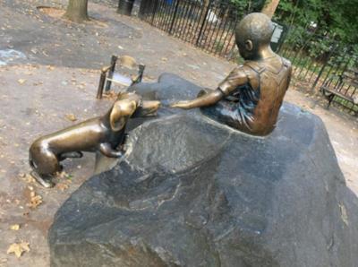 La statua situata a New York