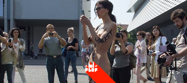 Milo Moiré, l'artista che si è scritta i vestiti addosso e ha girato nuda per ArtBasel Milo Moiré durante la performance "the script system"