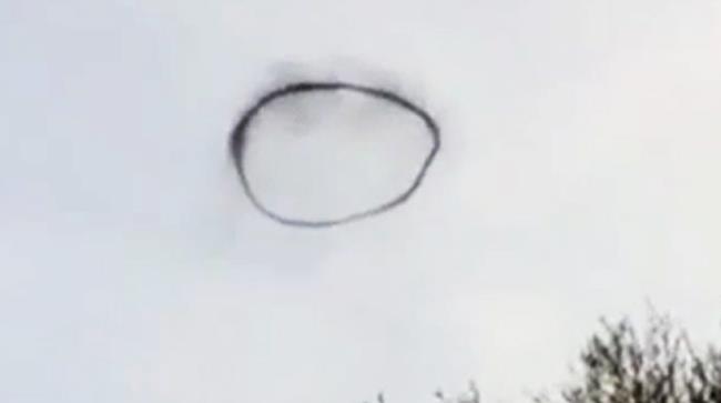 Un anello nero appare nel cielo in Inghilterra In Inghilterra una sedicenne filma uno strano anello nero nel cielo