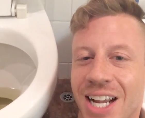 Il rapper macklemore accanto al suo WC