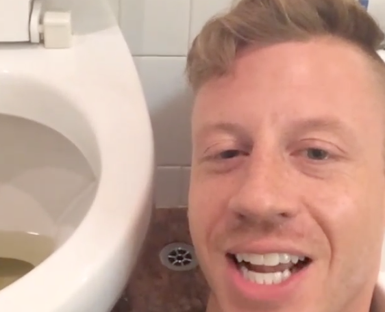 Macklemore, dai grammy ai cessi Il cantante Macklemore canta a fianco del suo bagno
