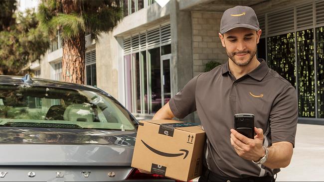 Un corriere Amazon con la Amazon-Key Un corriere consegna un pacco in auto