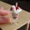 Una coppia di gelato e fragole fresche