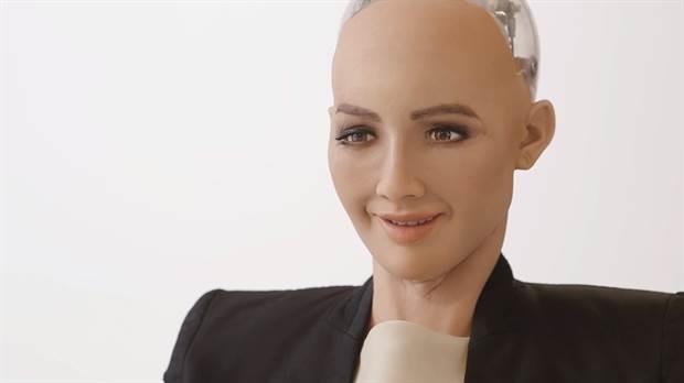 Arabia Saudita dà cittadinanza a un robot Il robot Sophia sorride
