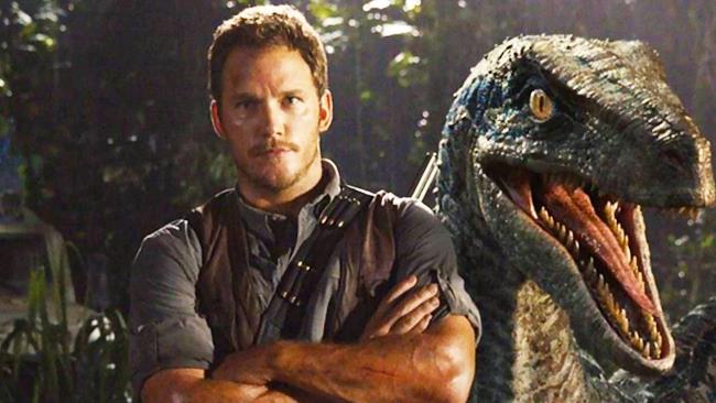 Chris Pratt sul set La foto di Chris Pratt e di un dinosauro