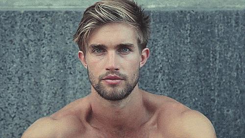 GIF uomo che si passa la mano fra i capelli