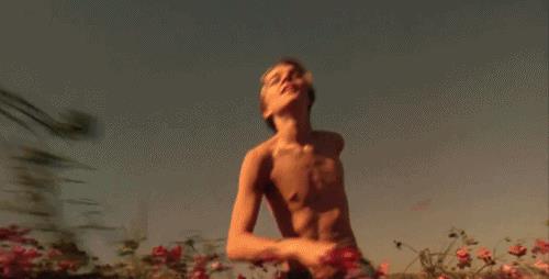 Gif ragazzo che corre